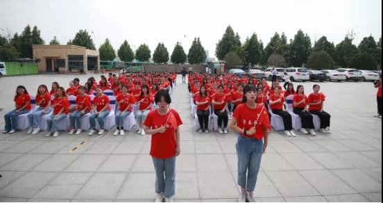 做白色的牛奶，創(chuàng)紅色的企業(yè)，花花牛乳業(yè)集團(tuán)青春歌會慶祝建黨100周年