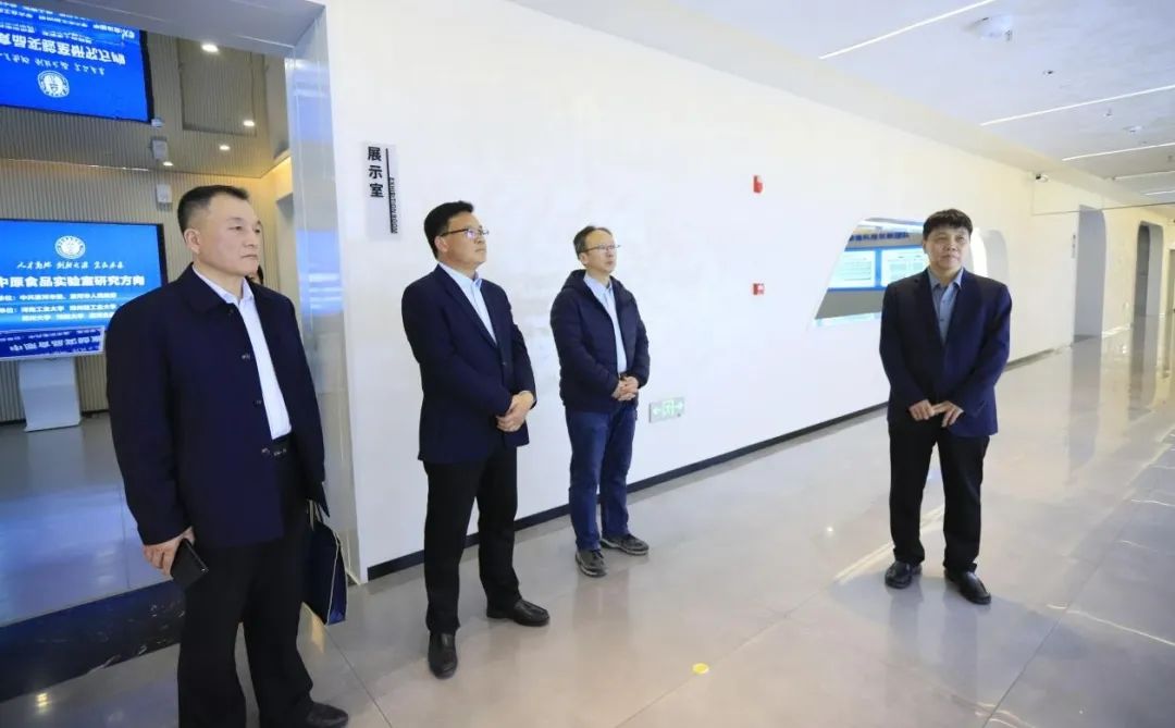 花花牛乳業(yè)集團(tuán)黨委書記、董事長唐洪峰一行赴中原食品實驗室同中國工程院院士、中原食品實驗室主任任發(fā)政座談交流