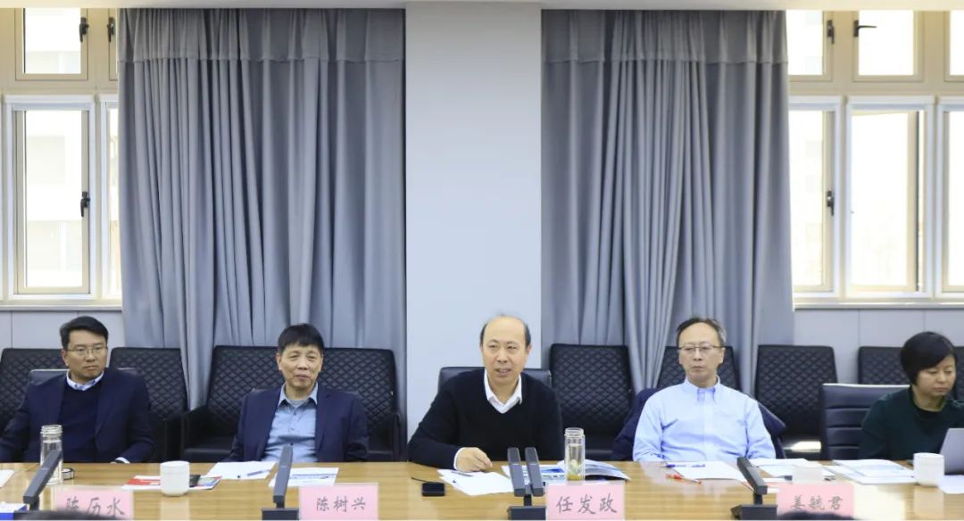 花花牛乳業(yè)集團(tuán)黨委書記、董事長唐洪峰一行赴中原食品實驗室同中國工程院院士、中原食品實驗室主任任發(fā)政座談交流