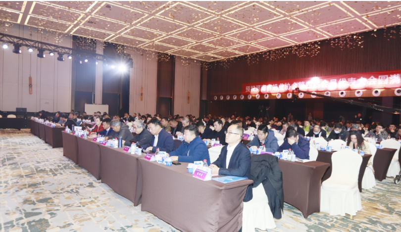 河南奶業(yè)發(fā)展啟航新征程——花花牛乳業(yè)集團(tuán)黨委書記、董事長(zhǎng)唐洪峰當(dāng)選河南省奶業(yè)協(xié)會(huì)會(huì)長(zhǎng)