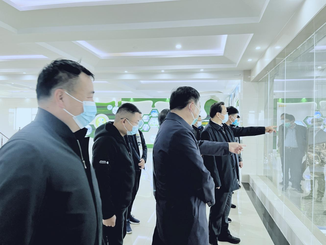 河南省人大常委會黨組書記、副主任孔昌生蒞臨花花牛魯山瑞亞牧場參觀調(diào)研
