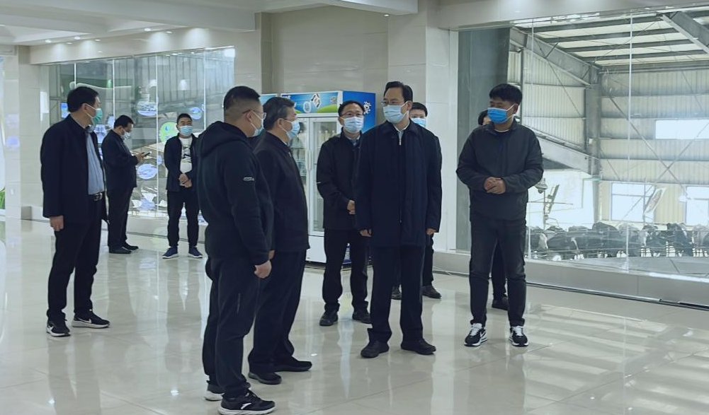 河南省人大常委會黨組書記、副主任孔昌生蒞臨花花牛魯山瑞亞牧場參觀調(diào)研