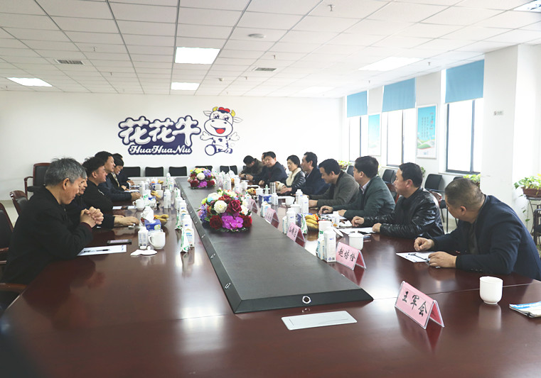 封丘縣縣長王獻臣一行蒞臨 花花牛集團養(yǎng)殖、乳品事業(yè)部參觀調(diào)研