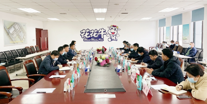 河南省委常委、副省長(zhǎng)費(fèi)東斌蒞臨 花花牛乳業(yè)集團(tuán)調(diào)研