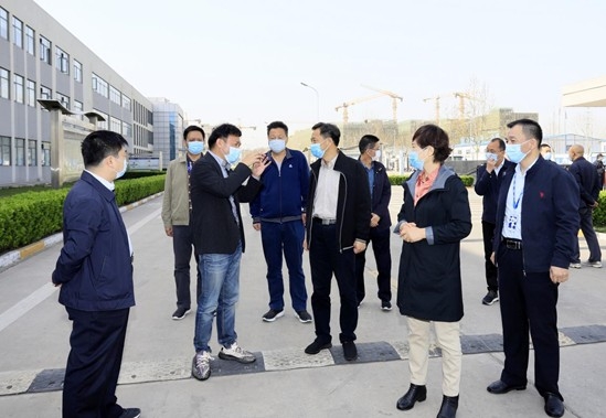 鄭州市人大副主任孫黎、市政府副市長李喜安一行 蒞臨花花牛開展“三送一強(qiáng)”活動