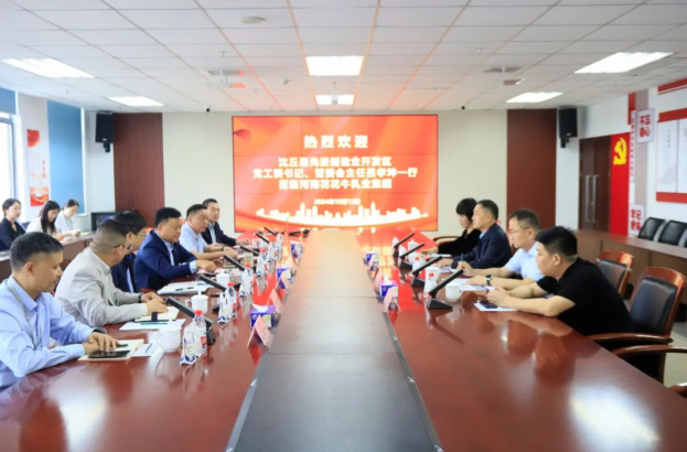 沈丘縣先進制造業(yè)開發(fā)區(qū)黨工委書記呂孝坤、金絲猴食品有限公司董事長李旸等一行到訪河南花花牛乳業(yè)集團